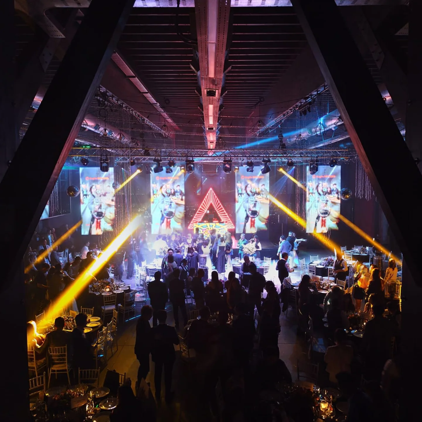 Iluminación Profesional para Eventos implementado por Undersite en un evento